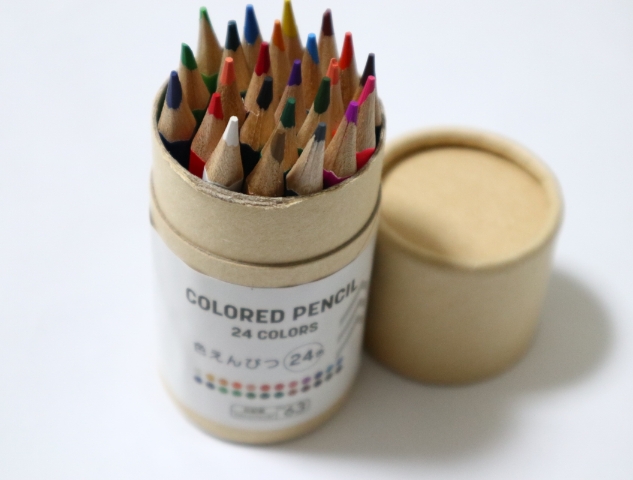 ダイソーの24色入り色鉛筆